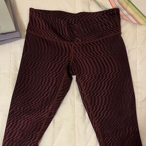 LULULEMON Wunder Under Crop III Leggings Zig Zag Shifted Burgundy Black Size 8